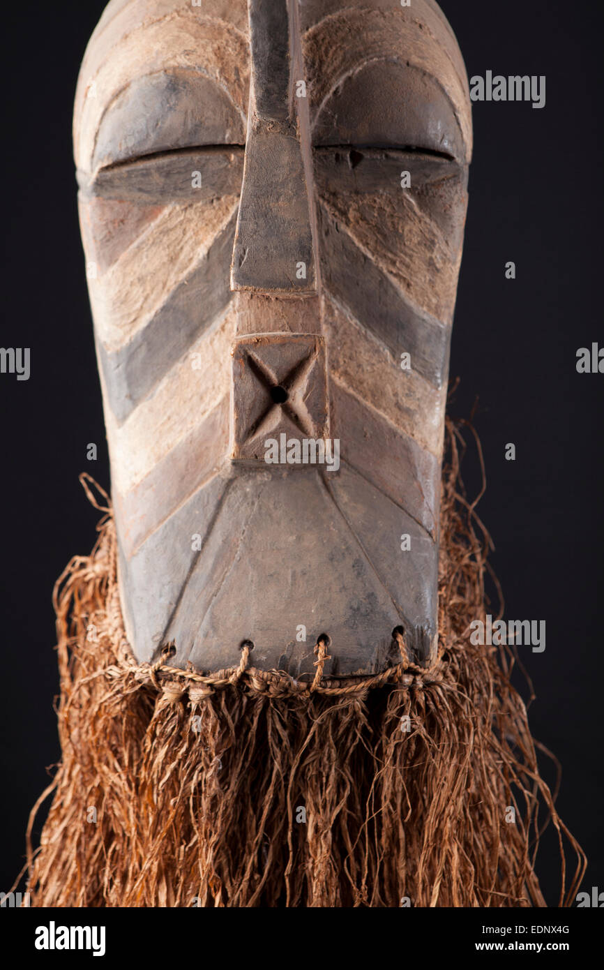 Kongolesischen Maske aus Holz und Fasern, Zentralafrika. Stockfoto