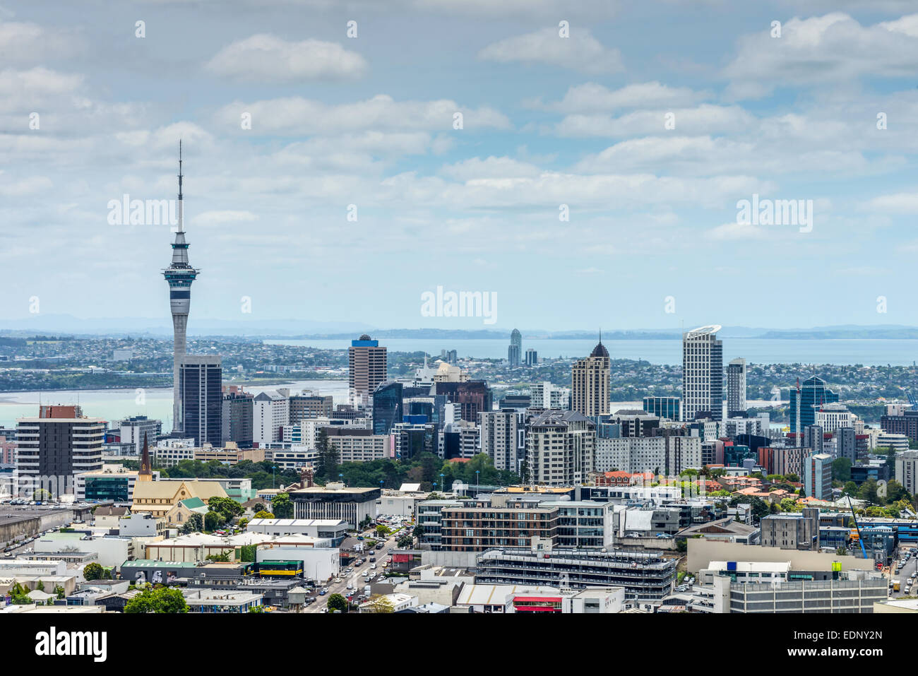 Auckland Skyline-Blick von der Spitze des Mount Eden Stockfoto