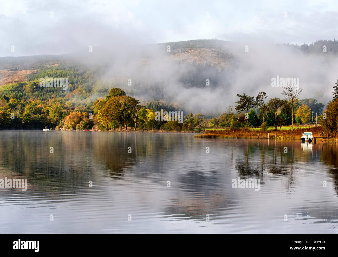 Morgennebel, nur um die Herbstfarben am Hang mit Blick auf Loch Ard offenbaren heben Stockfoto