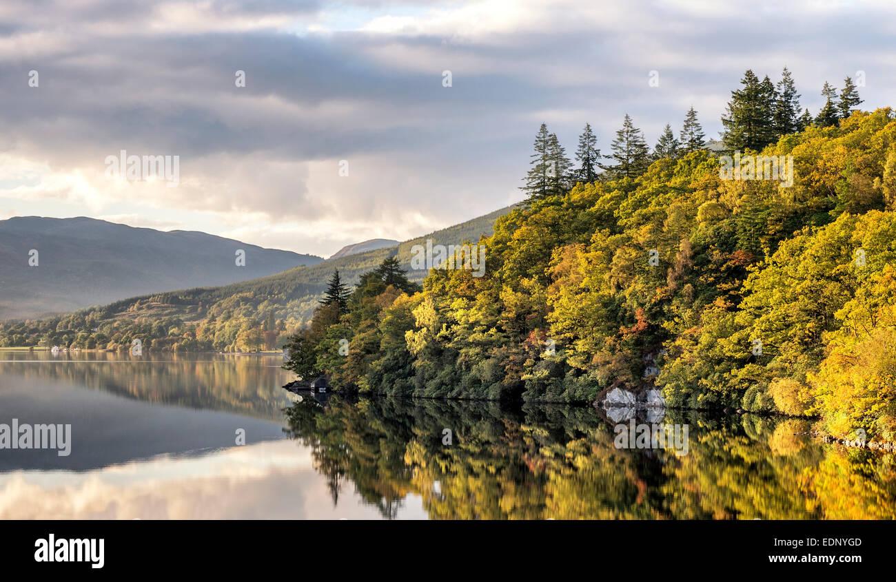 Herbstfärbung auf den Hügeln mit Blick auf Loch Ard Stockfoto