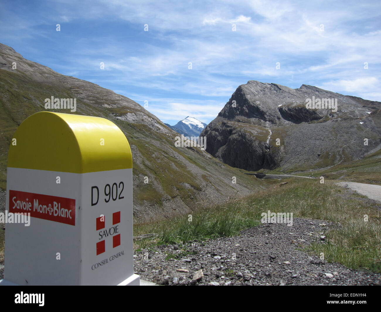 D 902 Straßenschild auf der nördlichen Abfahrt vom Col de L'Iseran in Richtung Bonneville Sur Arc in den französischen Alpen in der Nähe von Val d ' Isere Stockfoto