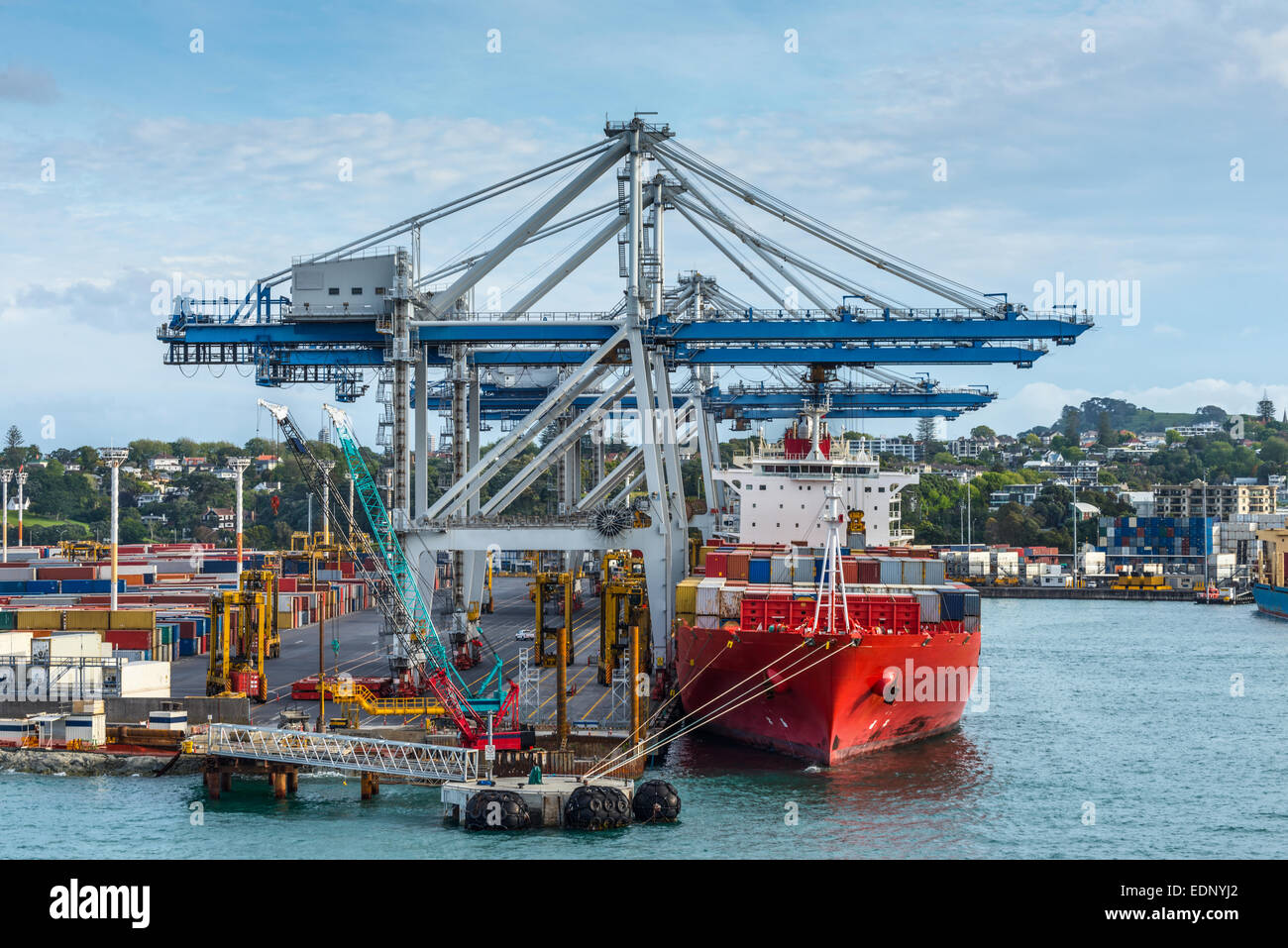 Containerschiff im Hafen, Auckland, Neuseeland Stockfoto
