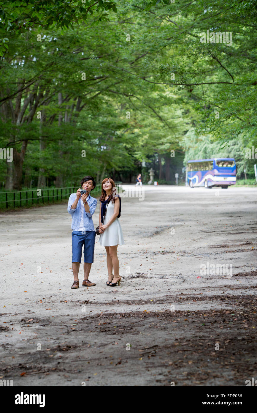 Ein paar, Mann und Frau in einem Kyoto-Park. Stockfoto