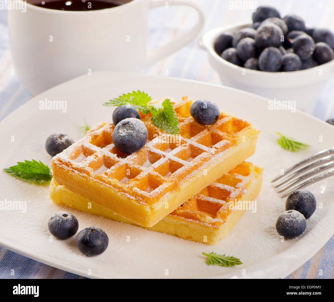 Frühstück - belgische Waffeln mit Teetasse. Selektiven Fokus Stockfoto