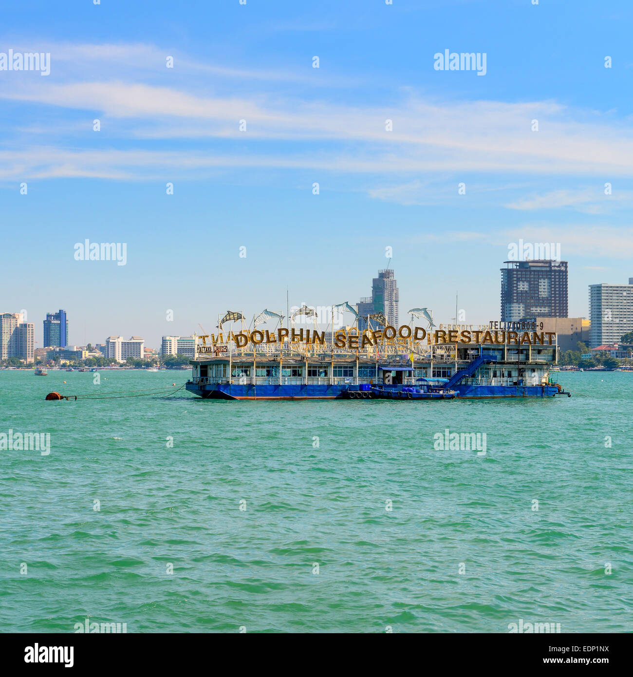 PATTAYA, THAILAND - Dezember 29: Floating Restaurant in Pattaya Bay am 29. Dezember 2014, Pattaya, Thailand Stockfoto