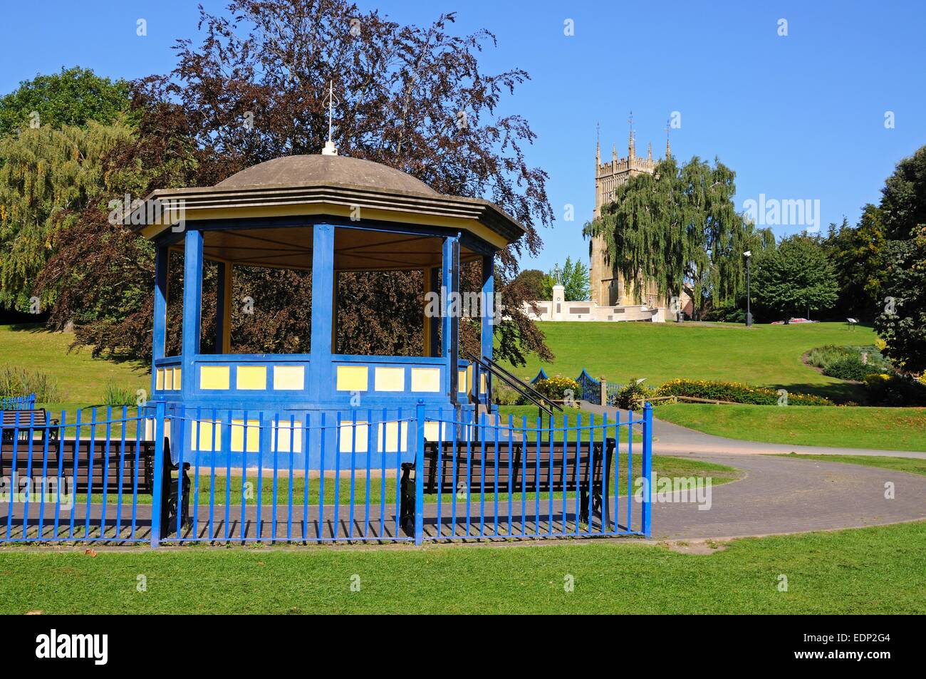 Musikpavillon im Klostergarten mit der Abtei Uhrturm an der Rückseite, Evesham, Worcestershire, England, Vereinigtes Königreich, West-Europa. Stockfoto