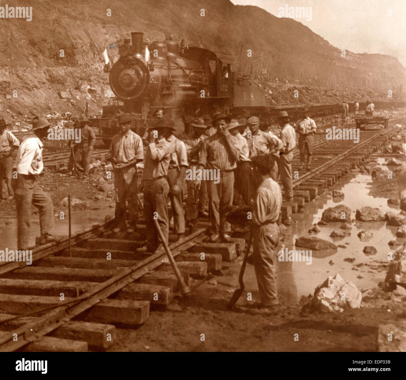 Spanischen Arbeiter bei Arbeiten in Culebra Schnitt und geladenen Zug schleppen Schmutz vom Kanal, US, USA, Amerika, Vintage-Fotografie Stockfoto