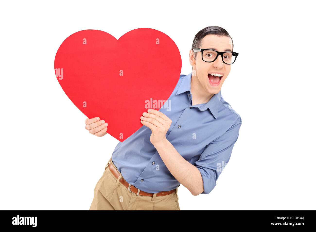 Freudiger junger Mann hält ein großes rotes Herz isoliert auf weißem Hintergrund Stockfoto