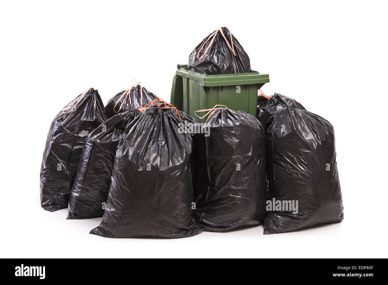 Mülleimer, umgeben von einem Haufen Müllsäcke isoliert auf weißem Hintergrund Stockfoto
