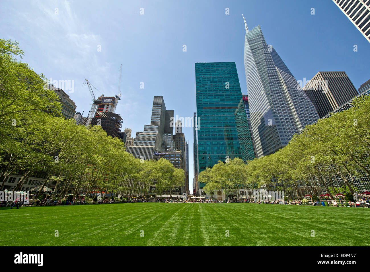 Moderne Wolkenkratzer rund um Bryant Park in New York Stockfoto