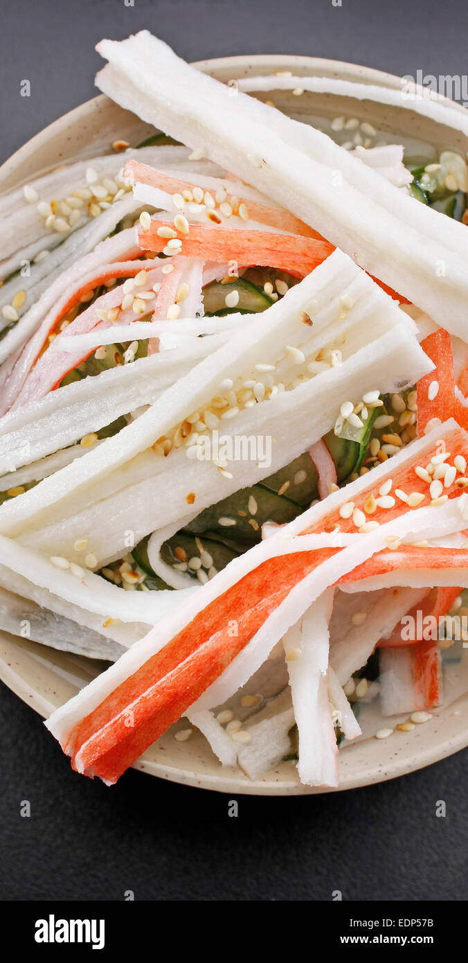 Eine Nahaufnahme über den oberen Schuss einer Schüssel Sushi Gericht Sunomono (orientalischer Salat) Stockfoto