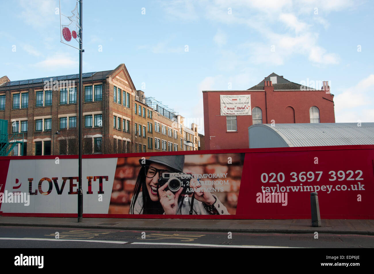 Hackney, London.Advert für Dalston Kurve Neubaugebiet Stockfoto
