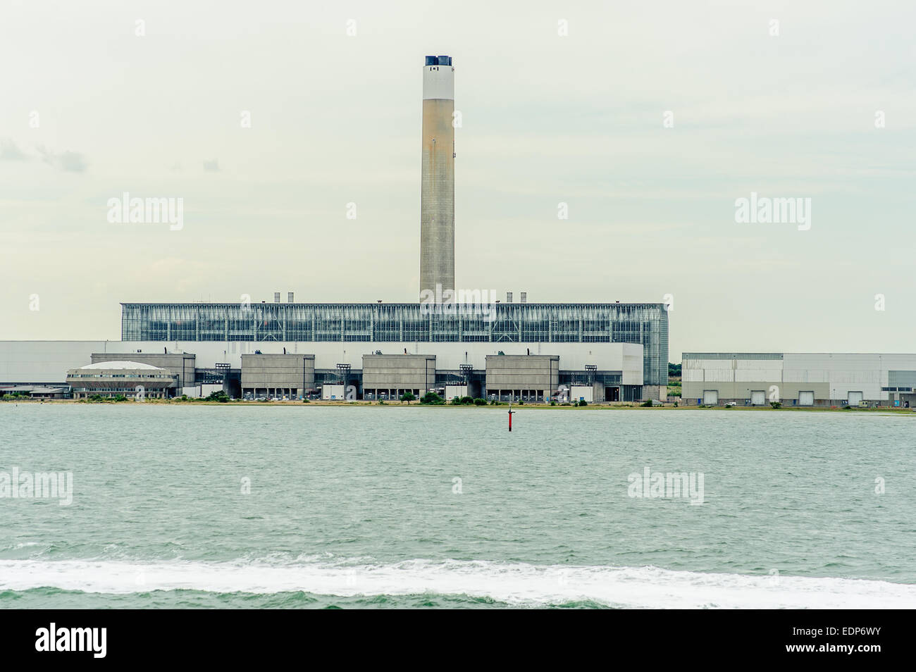 Fawley Kraftwerk von Southampton Wasser gesehen Stockfoto