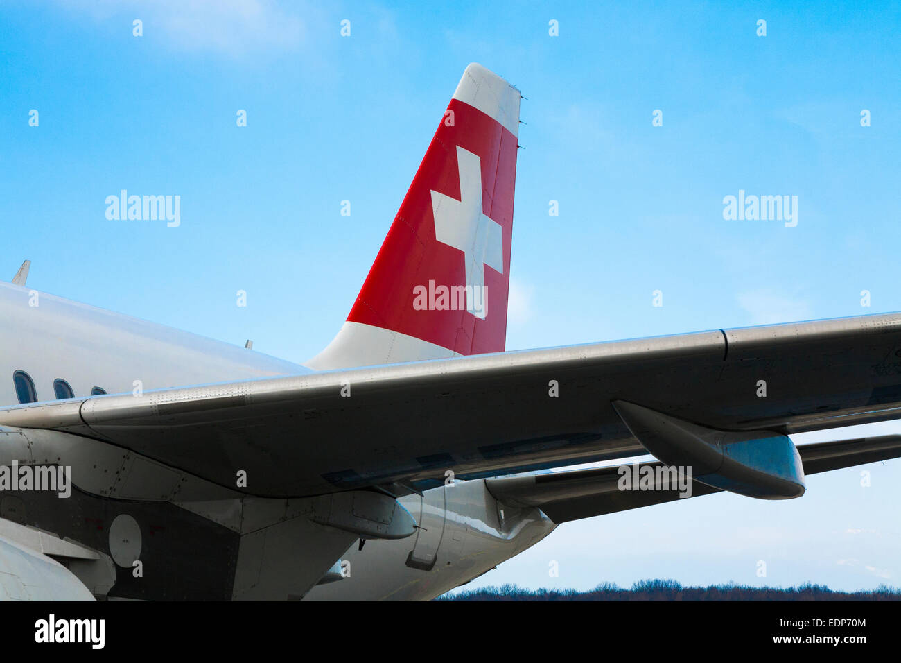 Tail Fin Leitwerk / tail Flugzeug mit weißen Kreuz auf rotem Grund der Swiss  International Airlines Airbus A319 Flugzeug Flugzeug Stockfotografie - Alamy