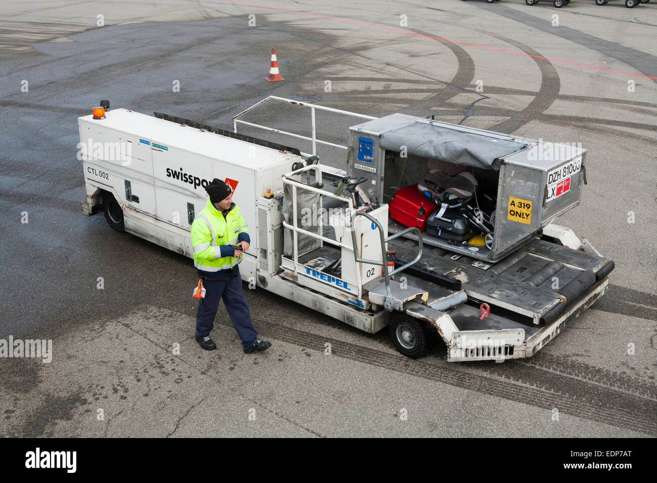 Flugzeug Loader / Container Gepäck LKW-Trägerfahrzeug / Ground Support Equipment / tragen & laden Passagiere halten Gepäck Stockfoto