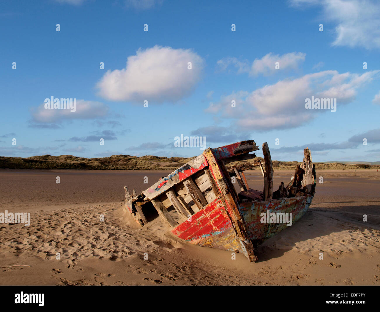 Alten Holzboot verfallenden im Sand am Rande des Flusses Taw am Rande der Braunton Burrows, Devon, UK Stockfoto