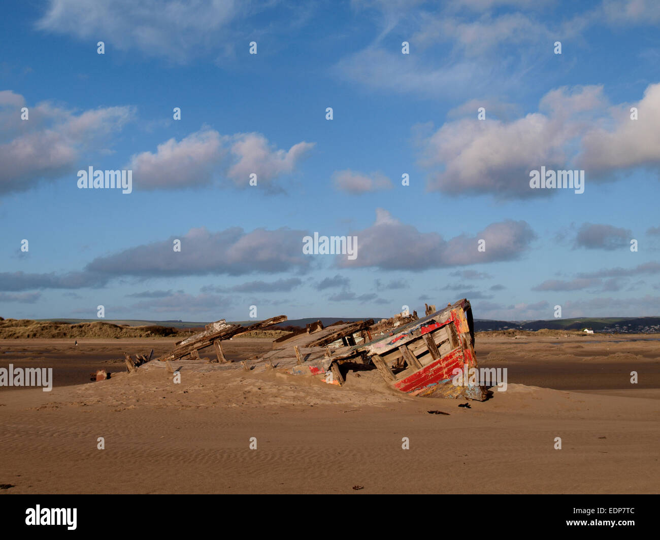 Alten Holzboot verfallenden im Sand am Rande des Flusses Taw am Rande der Braunton Burrows, Devon, UK Stockfoto