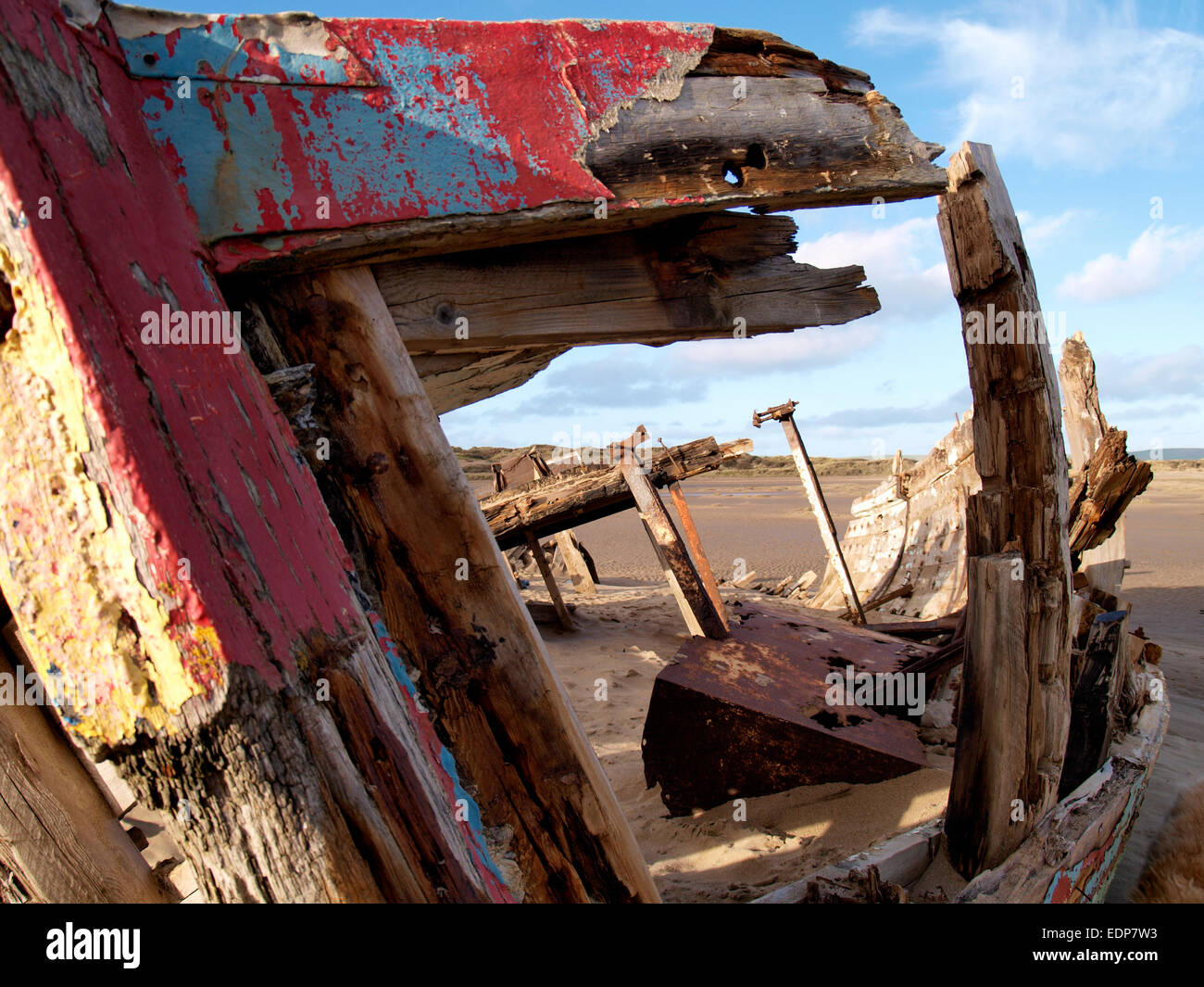 Alten Holzboot verfallenden im Sand am Rande des Flusses Taw am Rande der Braunton Burrows, Devon, UK Stockfoto
