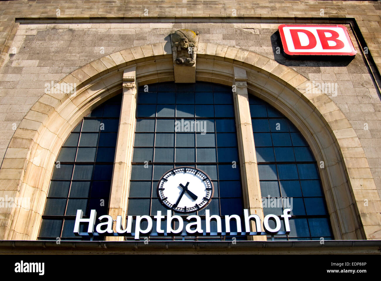 Mönchengladbach, Nord Rhein Westfalen, Deutschland. Hauptbahnhof (Hauptbahnhof) Fassade Stockfoto