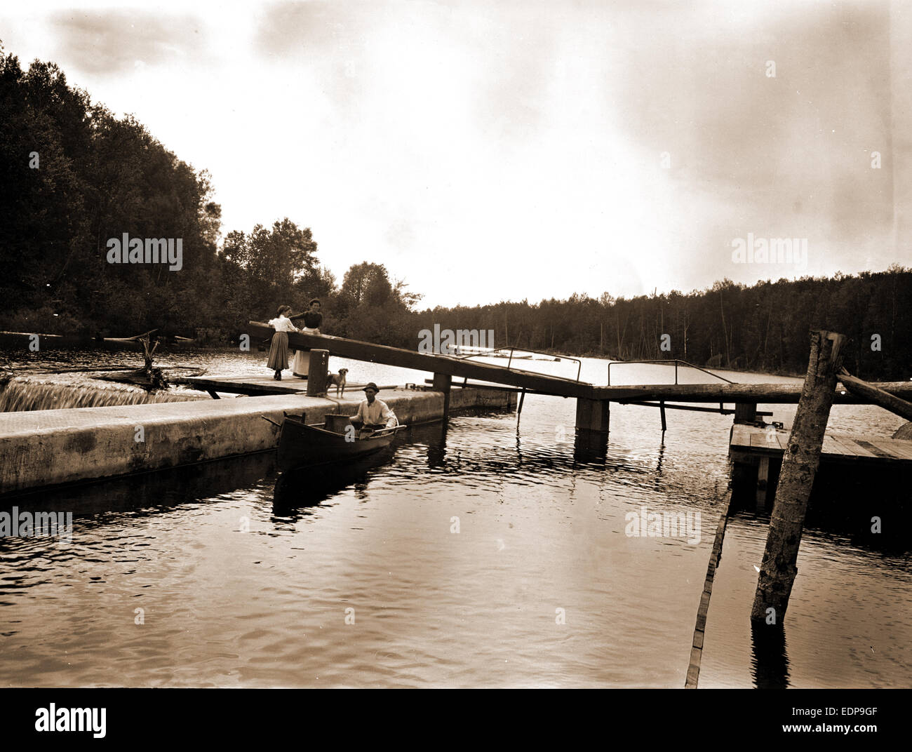 Damm und Lock, Saranac River, Adirondack Mtns, N.Y, Jackson, William Henry, 1843 – 1942, Dämme, Schleusen (Wasserbau) Stockfoto