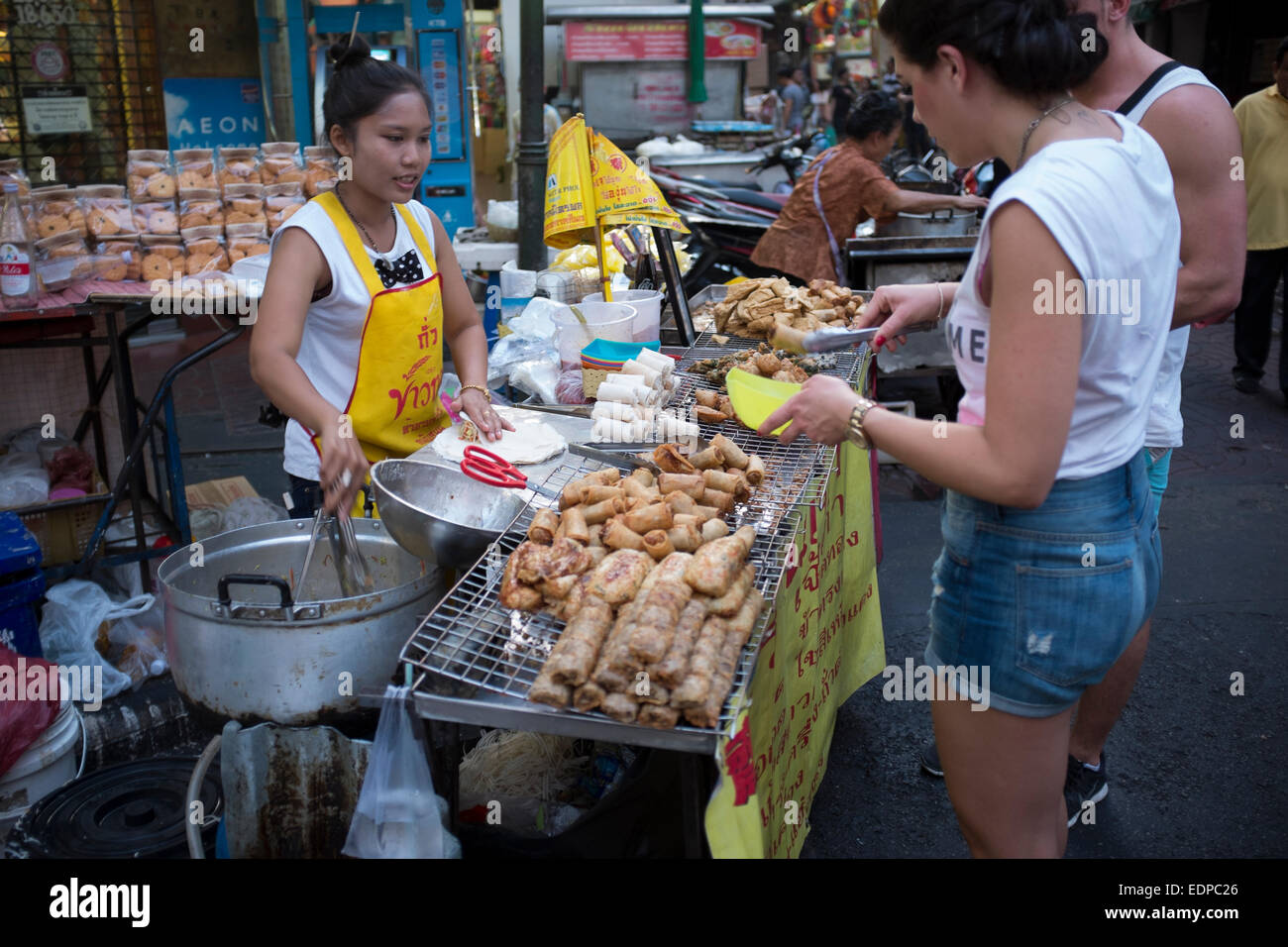 Shopping für Streetfood in Chinatown Bangkok Stockfoto