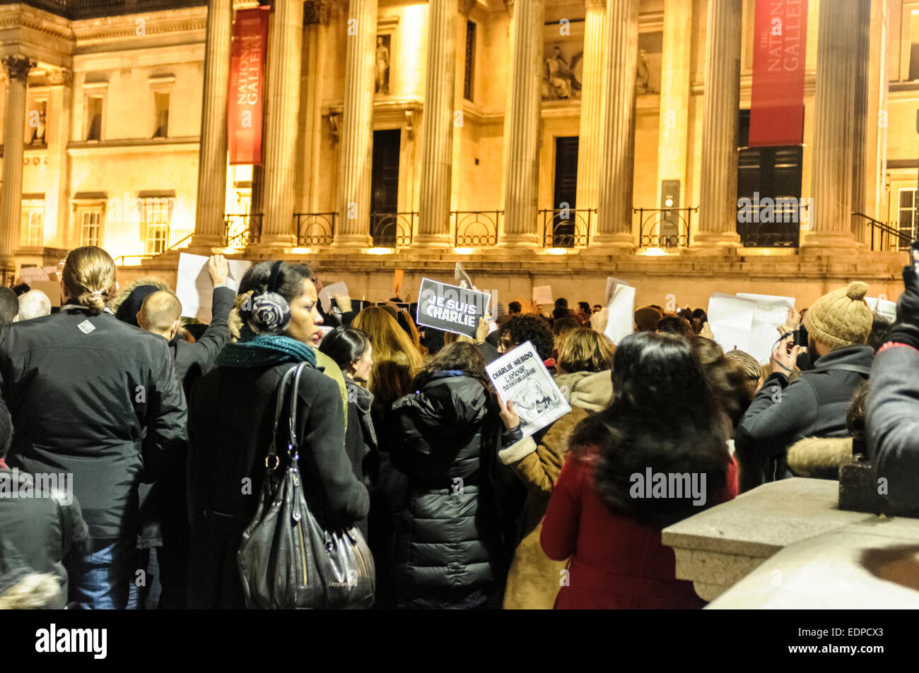 London, UK. 7. Januar 2015.  Menschen versammelten sich am Trafalgar Square um ihre Unterstützung für die Opfer des Terroranschlags gegen die französische Zeitschrift Charlie Hebdo zeigen. Sie halten Plakate mit den Worten "Je Suis Charlie" (ich bin Charlie). Vierzehn Menschen wurden getötet, darunter zwei Polizisten, wenn zwei bis vier maskierte bewaffnete das Feuer am Hauptsitz von Charlie Hebdo in Paris, Frankreich-Credit eröffnete: onebluelight.com/Alamy Live News Stockfoto