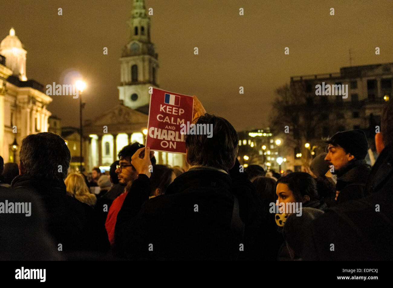 London, UK. 7. Januar 2015.  Menschen versammelten sich am Trafalgar Square um ihre Unterstützung für die Opfer des Terroranschlags gegen die französische Zeitschrift Charlie Hebdo zeigen. Ein Mann hält Schild mit englischen Wörtern "Behalten Ruhe und Charlie". Vierzehn Menschen wurden getötet, darunter zwei Polizisten, wenn zwei bis vier maskierte bewaffnete das Feuer am Hauptsitz von Charlie Hebdo in Paris, Frankreich-Credit eröffnete: onebluelight.com/Alamy Live News Stockfoto