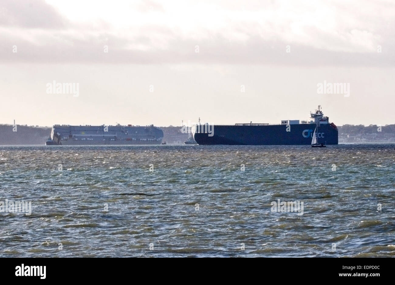 Solent, UK.13:06pm am 8. Januar 2015 - Hoegh Osaka Autotransporter von Cowes, dass 2 Meilen von Bramble Bank in den Solent, wo sie am 3. Januar 2015, lief, abgeschleppt worden geworden nur durch Schlepper zu Störungen der Schifffahrtsweg, kurz bevor der Frachter Autostar durch Segel zu verhindern.  Bildnachweis: Krys Bailey/Alamy Live-Nachrichten Stockfoto