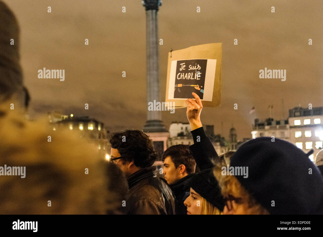 London, UK. 7. Januar 2015.  Menschen versammelten sich am Trafalgar Square um ihre Unterstützung für die Opfer des Terroranschlags gegen die französische Zeitschrift Charlie Hebdo zeigen. Sie halten Plakate mit den Worten "Je Suis Charlie" (ich bin Charlie). Vierzehn Menschen wurden getötet, darunter zwei Polizisten, wenn zwei bis vier maskierte bewaffnete das Feuer am Hauptsitz von Charlie Hebdo in Paris, Frankreich-Credit eröffnete: onebluelight.com/Alamy Live News Stockfoto