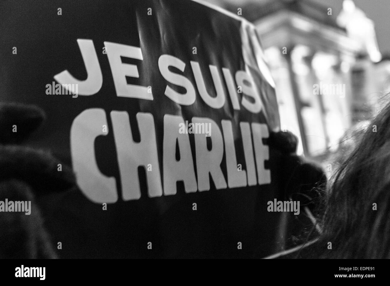 London, UK. 7. Januar 2015.  Menschen versammelten sich am Trafalgar Square um ihre Unterstützung für die Opfer des Terroranschlags gegen die französische Zeitschrift Charlie Hebdo zeigen. Sie halten Plakate mit den Worten "Je Suis Charlie" (ich bin Charlie). Vierzehn Menschen wurden getötet, darunter zwei Polizisten, wenn zwei bis vier maskierte bewaffnete das Feuer am Hauptsitz von Charlie Hebdo in Paris, Frankreich-Credit eröffnete: onebluelight.com/Alamy Live News Stockfoto