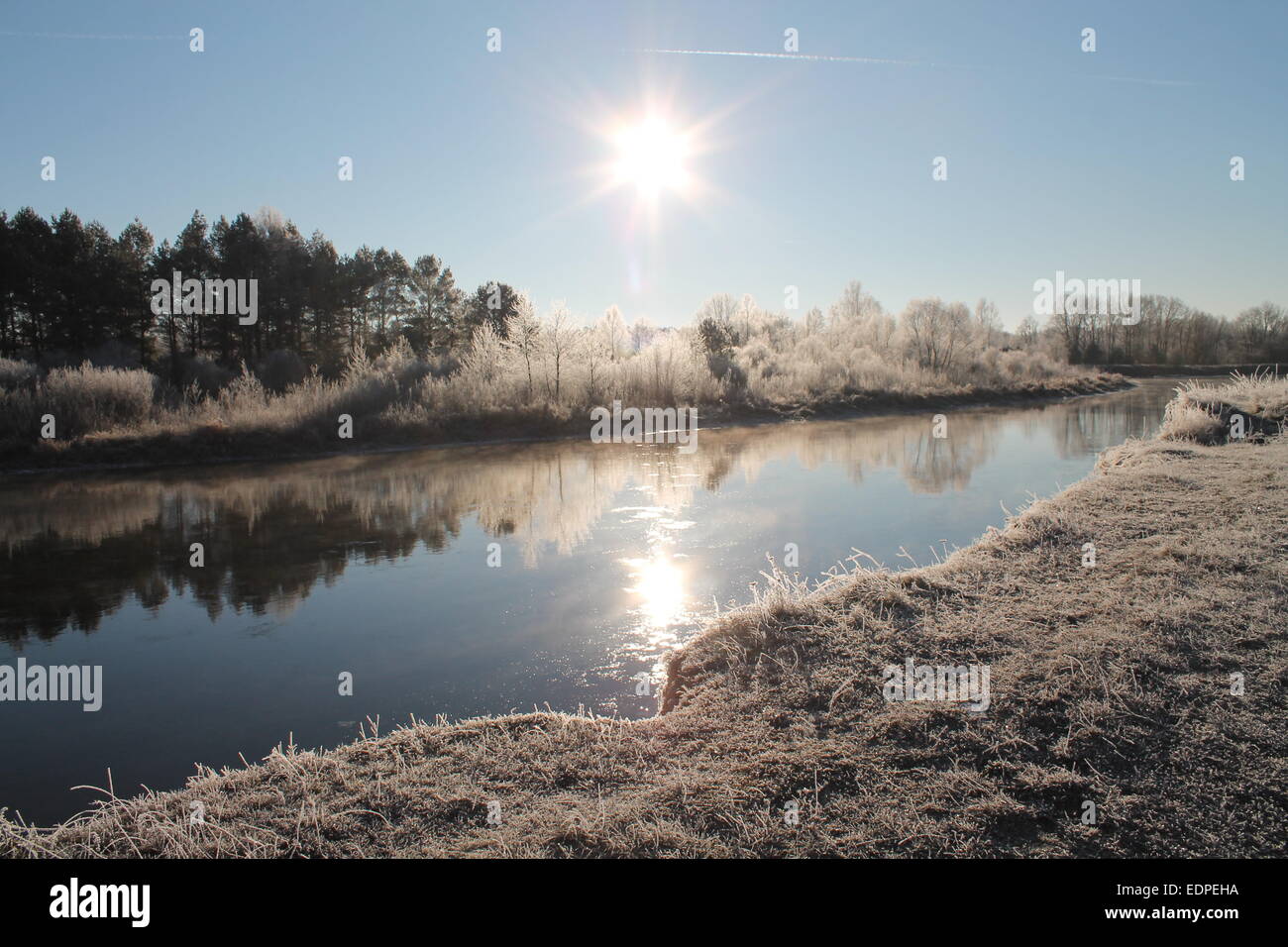 schönen sonnigen Wintertag am Ufer des Flusses tiefblaue Stockfoto