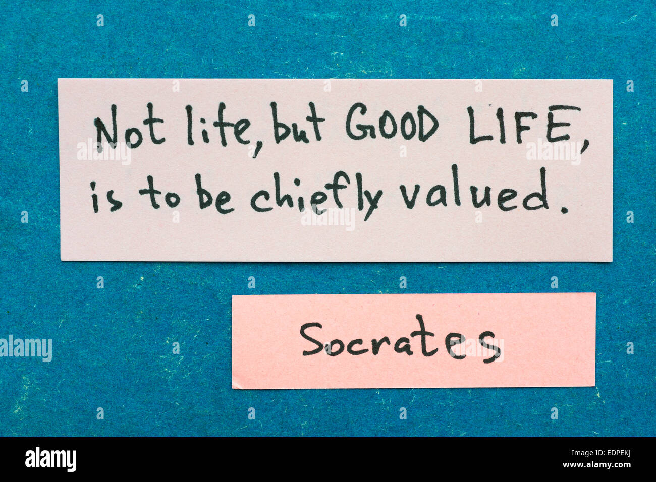 berühmte griechische Philosoph Sokrates Zitat Interpretation mit Haftnotizen auf Vintage Karton über besser leben Stockfoto