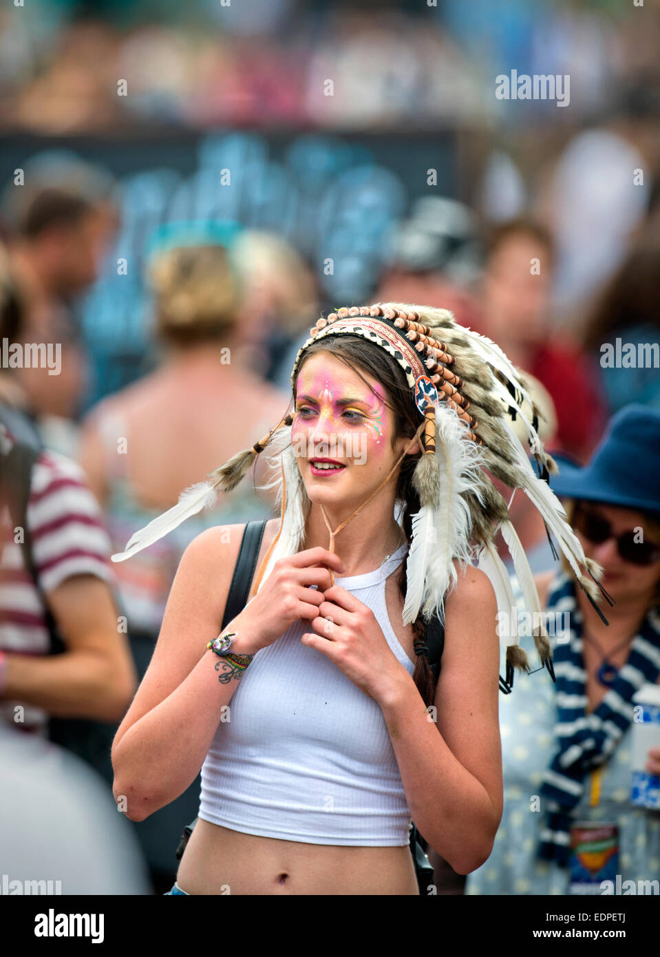 Ein Mädchen trägt den indianischen Stil Kopfschmuck Kostüm die umstrittene beim Glastonbury Festival 2014 geworden ist ein Stockfoto