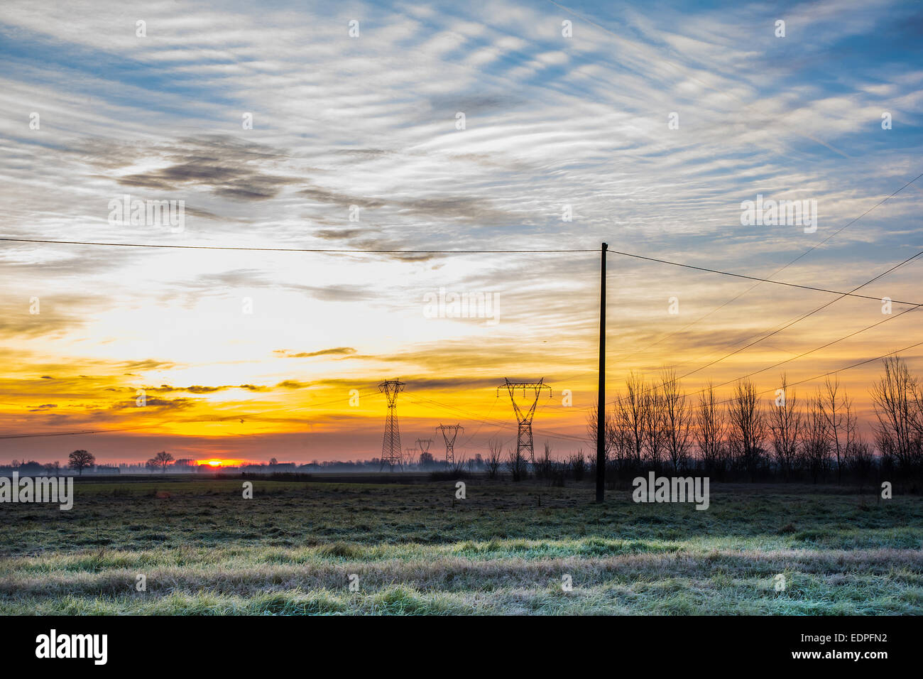 Sonnenaufgang in der Italien-Landschaft bei einem Wintertag Stockfoto