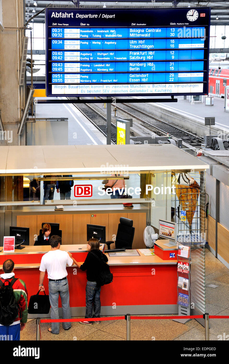 München, Bayern, Deutschland. München Hauptbahnhof (Hauptbahnhof). Abflüge Board und Informationen für Ausflüge Stockfoto