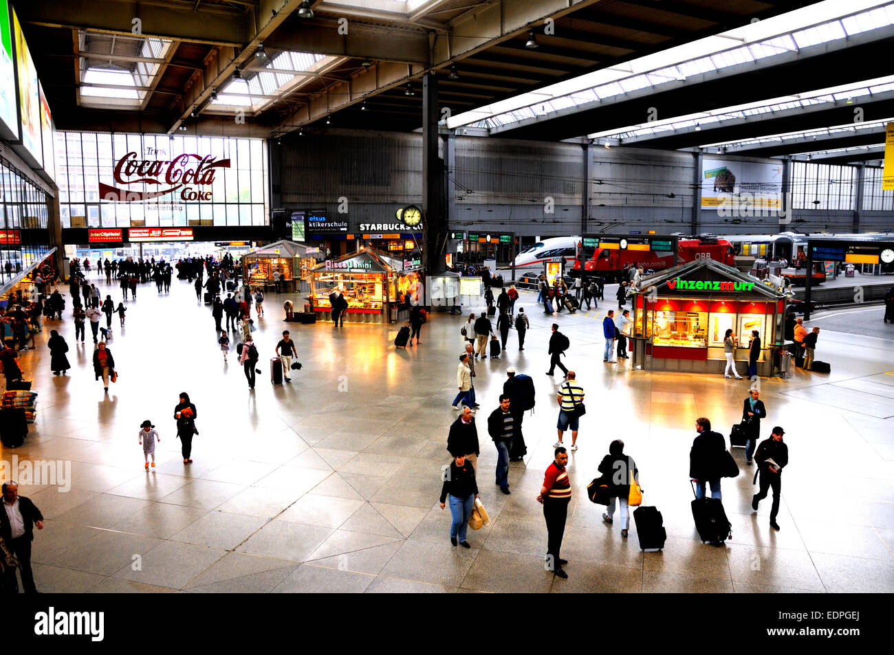 München, Bayern, Deutschland. München Hauptbahnhof (Hauptbahnhof). Reisende mit Gepäck Stockfoto