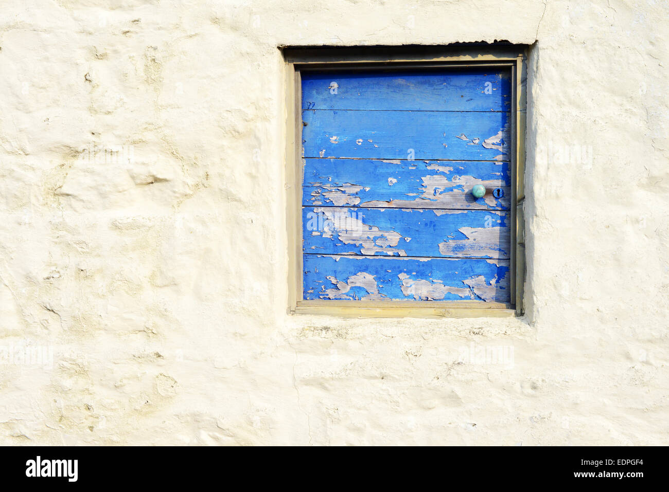 Ein hölzerner Verschluss über ein Fenster in einer Wand Stockfoto