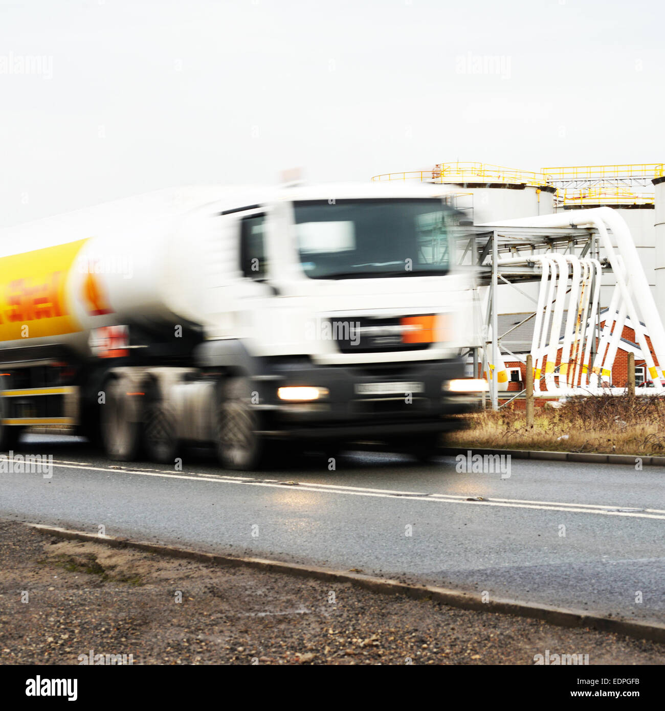 Benzin-Tanker, die Bereitstellung von Benzin und diesel Stockfoto