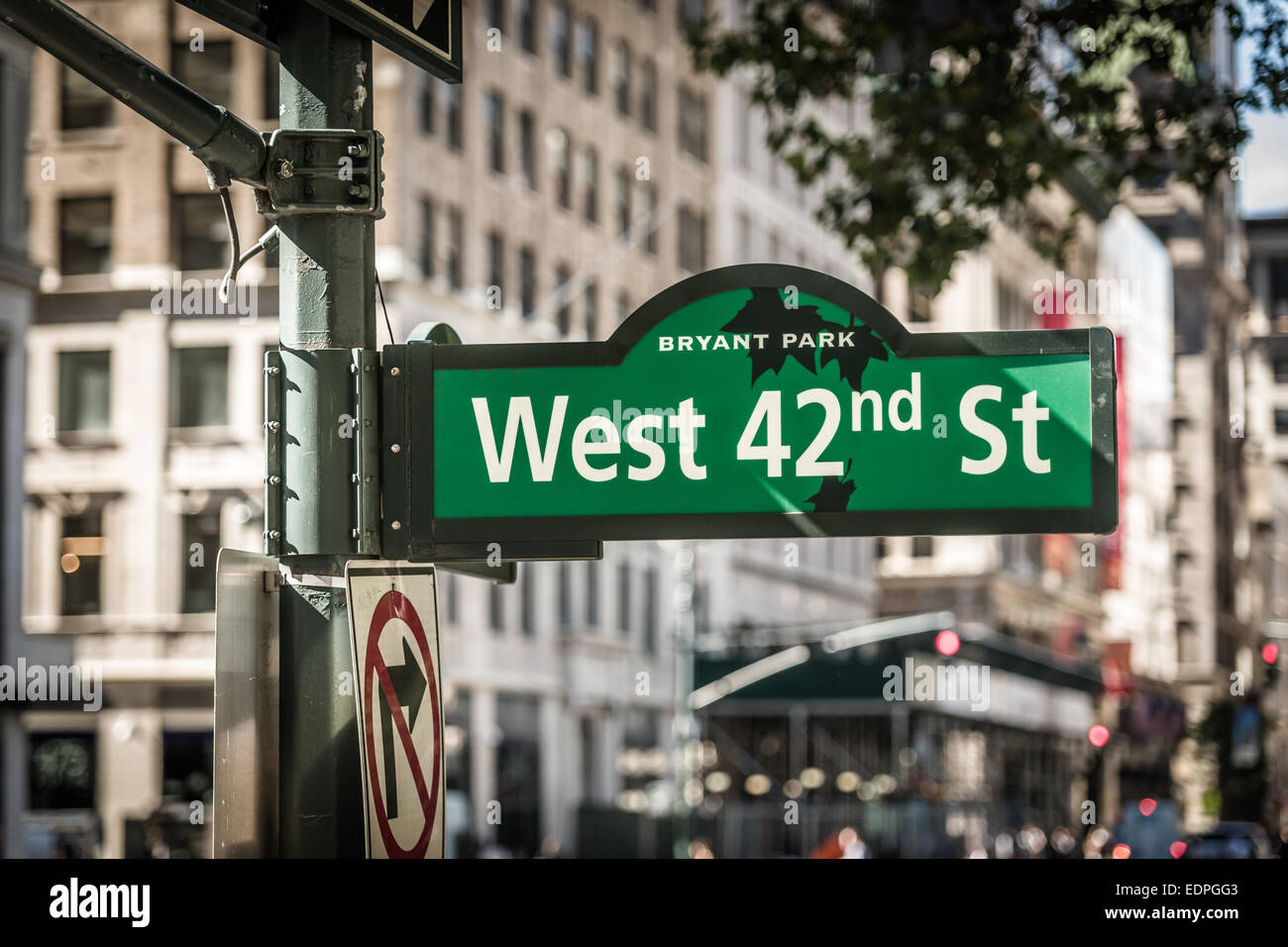 Ein Zeichen für West 42nd Street auf einer Kreuzung zwischen 42nd Street und 5th Avenue in Midtown Manhattan, New York - USA Stockfoto