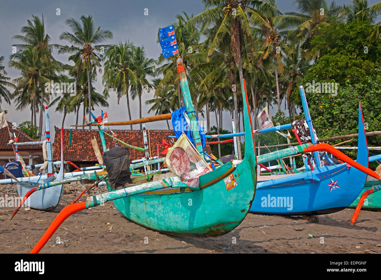 Bunten indonesischen Jukungs, traditionellen hölzernen Ausleger-Kanus am Madewi Strand entlang des Indischen Ozeans, Bali, Indonesien Stockfoto