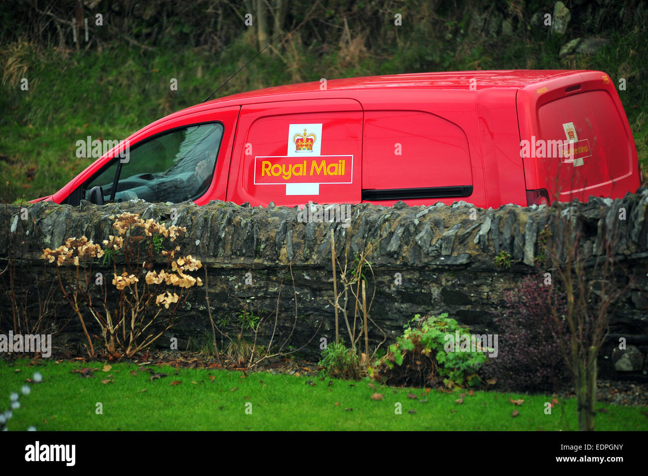 Ein Royal Mail van unterwegs ein Rural in mid Wales. Stockfoto