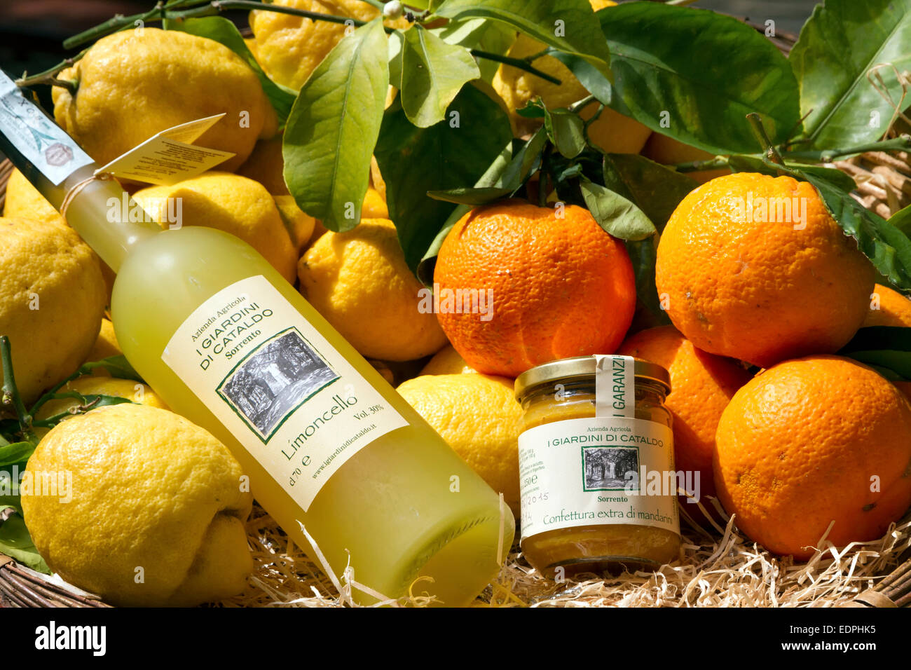 Zitrusfrüchte und Schlussverkauf im italienischen Ferienort an der Amalfiküste Sorrento. Stockfoto