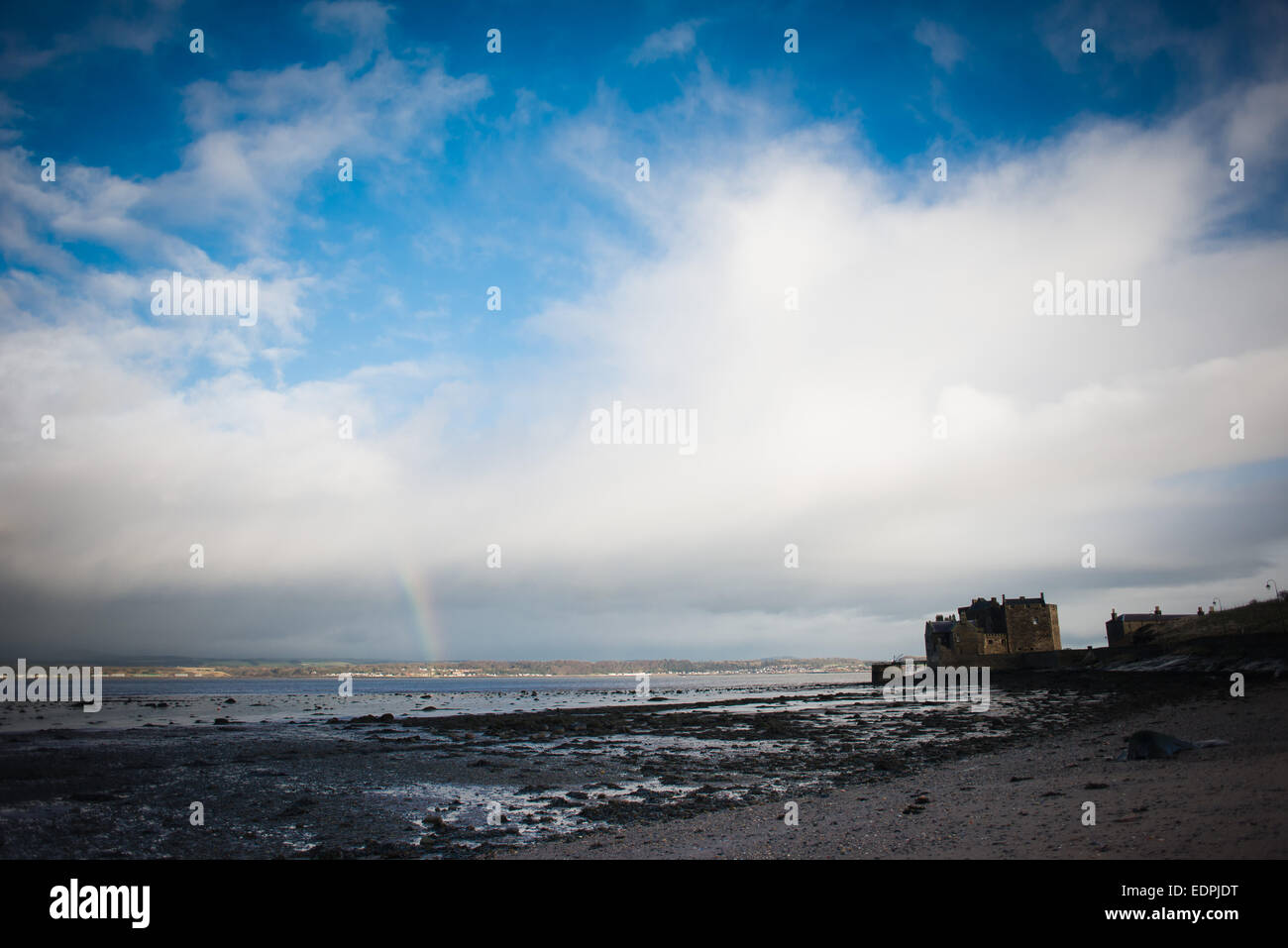 Schwärze Burg mit blauen Himmel und kleine Regenbogen Stockfoto