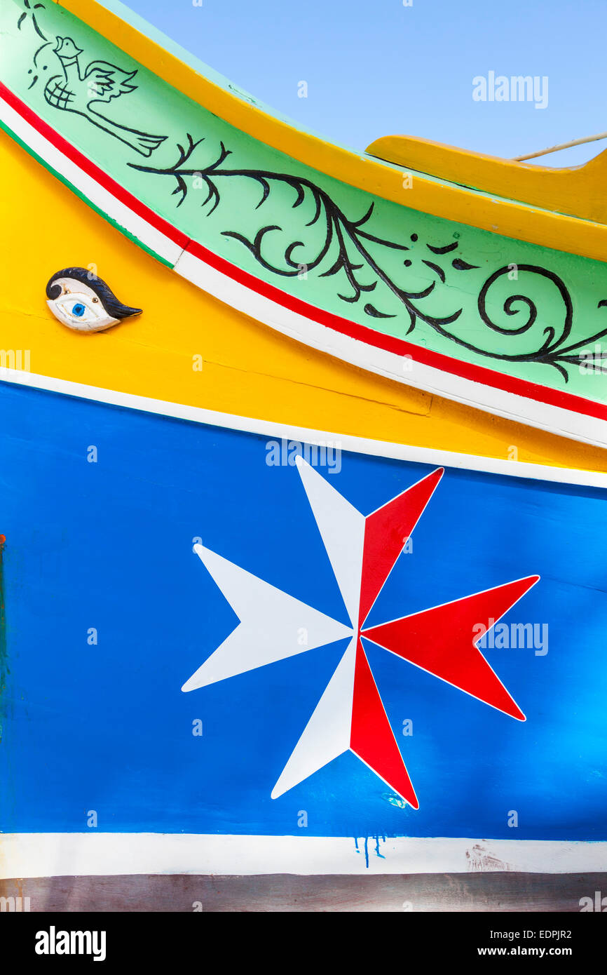 Malteserkreuz auf traditionellen Fischerboot Marsaxlokk Malta EU Europa Stockfoto