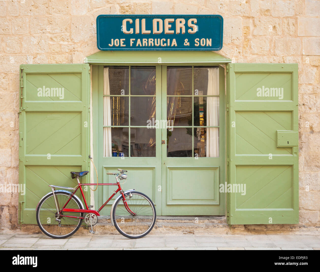 Retro rot Fahrrad grün Außentüren des traditionellen Vergolder Shop Mdina Malta EU Europa Stockfoto