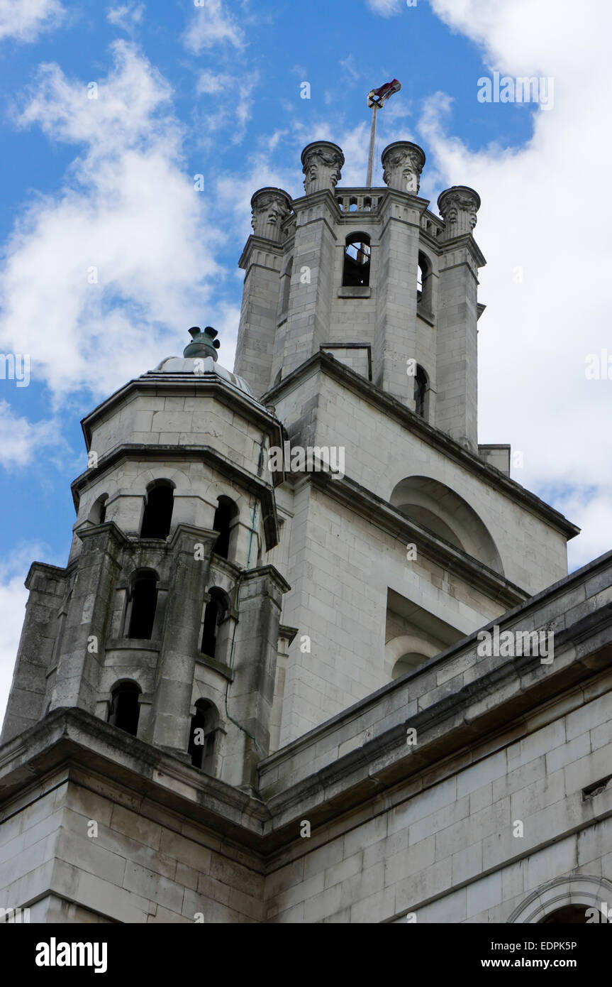Der Turm von St. George in der Ost-Kirche in Stepney, London. Die Kirche wurde von 1714 bis 1729 von Nicholas Hawksmoor gebaut. Stockfoto Der Turm von St. George in der Ost-Kirche in Stepney, London. Die Kirche wurde von 1714 bis 1729 von Nicholas Hawksmoor gebaut. Stockfoto