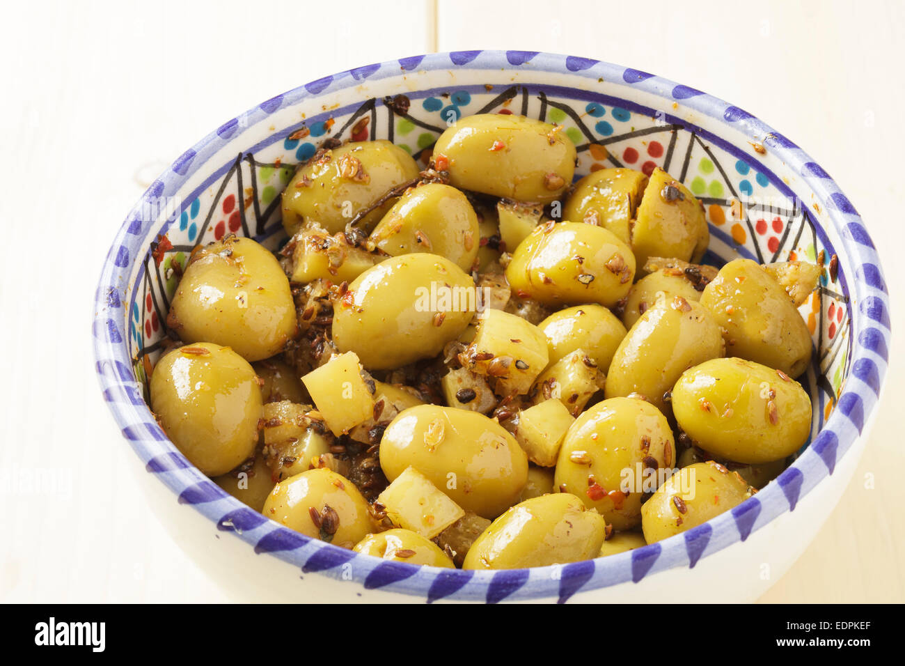 Marokkanische gewürzte Oliven mit eingelegte Zitrone Stockfoto