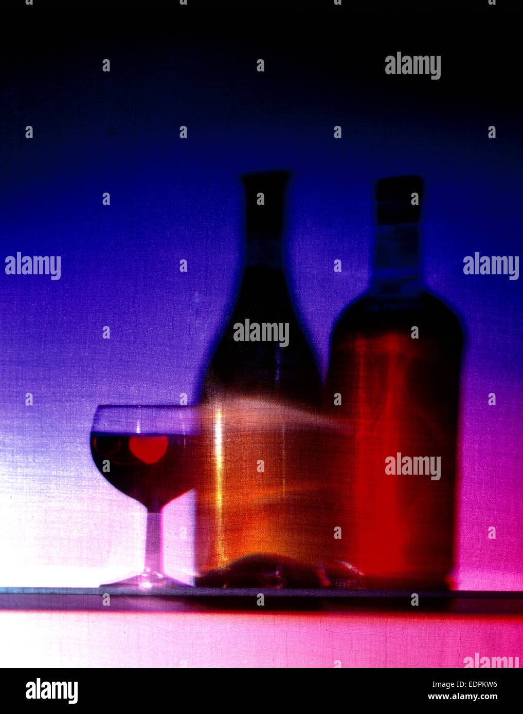 Weinglas & zwei Flaschen Stockfoto