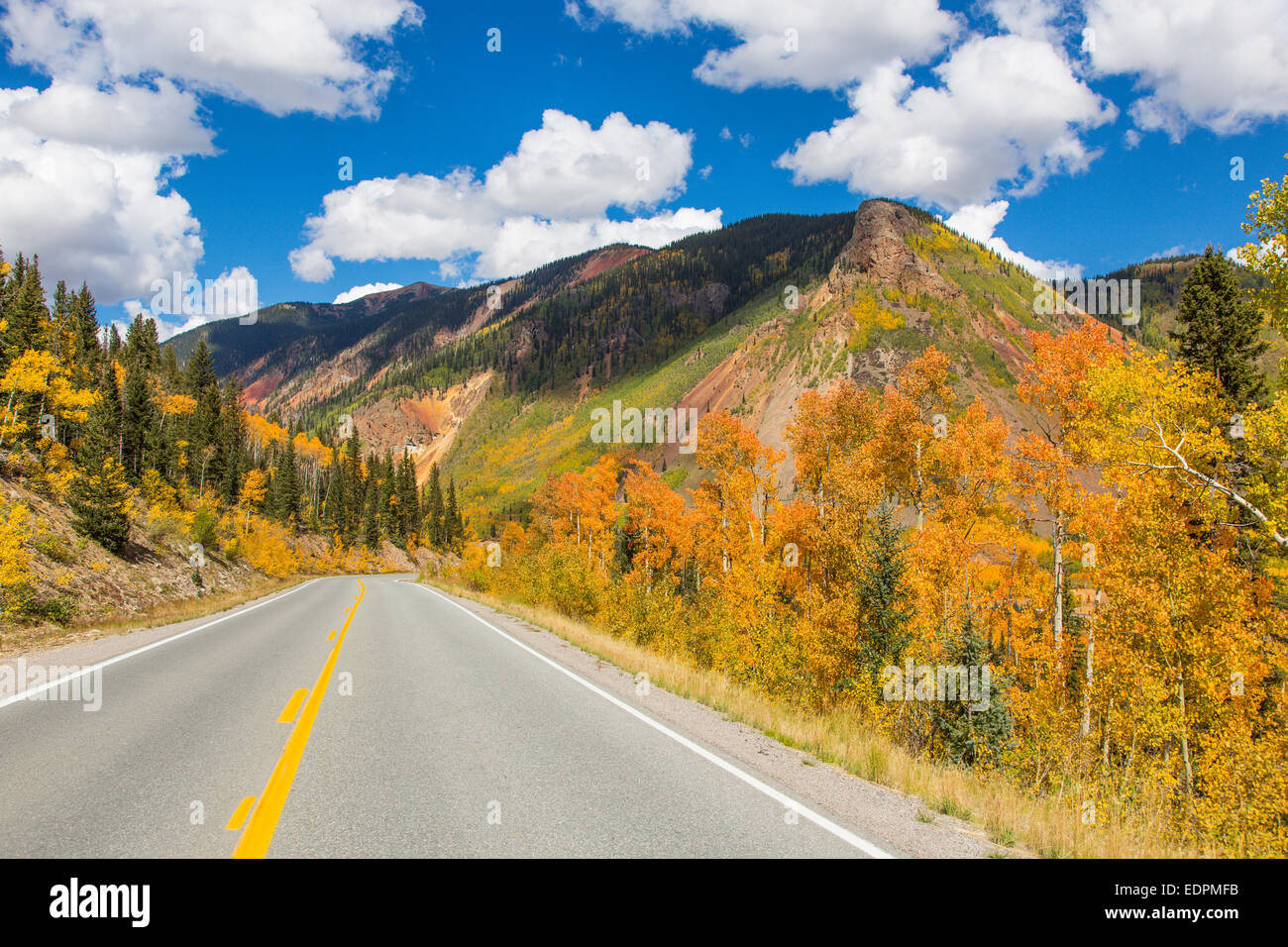 Fallen Sie die San Juan Skyway in den San Juan Mountains südlich von Silverton Colorado entlang Route 550 Stockfoto