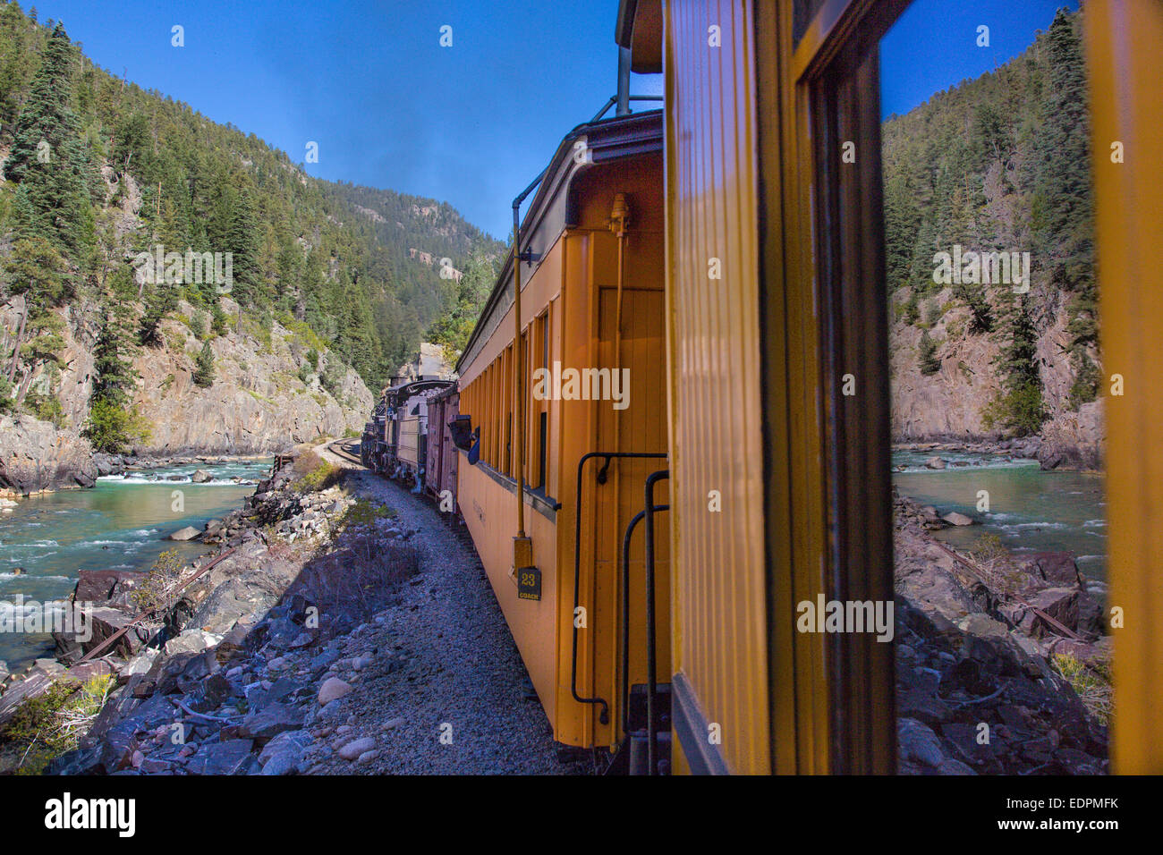 Historischen Durango & Silverton Narrow Gauge Railroad Zug entlang der Animas River unterwegs zwischen Durango und Silber Colorado Stockfoto